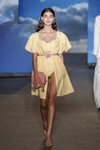 Vestido de cuadros amarillo de TCN primavera/verano 2019 en la 080 Barcelona Fashion Week