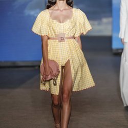 Vestido de cuadros amarillo de TCN primavera/verano 2019 en la 080 Barcelona Fashion Week