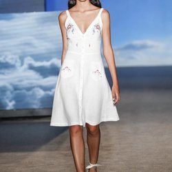 Vestido blanco de TCN primavera/verano 2019 en la 080 Barcelona Fashion Week