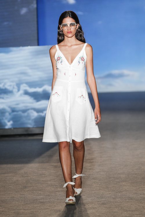 Vestido blanco de TCN primavera/verano 2019 en la 080 Barcelona Fashion Week