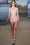 Bañador de estampado geométrico de TCN primavera/verano 2019 en la 080 Barcelona Fashion Week