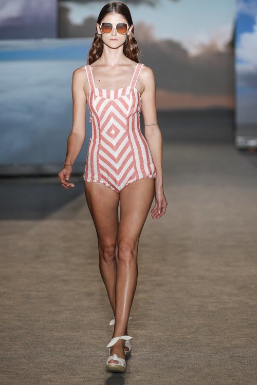 Bañador de estampado geométrico de TCN primavera/verano 2019 en la 080 Barcelona Fashion Week