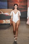 Bañador blanco con volantes de TCN primavera/verano 2019 en la 080 Barcelona Fashion Week