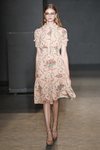 Vestido de estampado floral de TCN primavera/verano 2019 en la 080 Barcelona Fashion Week