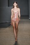Mono corto de lentejuelas de TCN primavera/verano 2019 en la 080 Barcelona Fashion Week