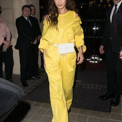 Bella Hadid con un jumpsuit amarillo en las calles de París