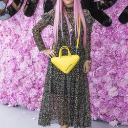 Lily Allen con un vestido de flores en el desfile de Dior en la París Fashion Week 2018