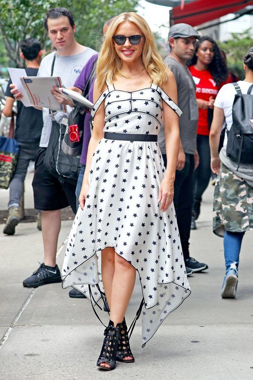 Kylie Minogue con un vestido estrellado en Nueva York