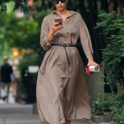 Irina Shayk con un vestido oversize por las calles de Nueva York