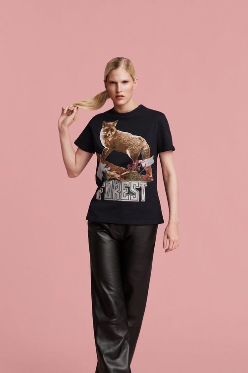 Camiseta negra con un estampado animal de la firma lujosa Nyden 2018