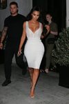 Kim Kardashian con un vestido blanco paseando por Beverly Hills