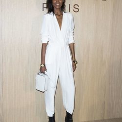 Liya Kebebe con un mono blanco en la presentación de la exposición 'Tesoros de África' 2018
