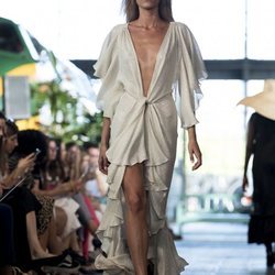 Modelo con un vestido asimétrico de volantes de Juana Martín en Madrid Fashion Week primavera/verano 2019