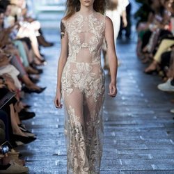 Vestido transparente de encaje de Juana Martín en Madrid Fashion Week primavera/verano 2019