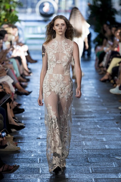 Vestido transparente de encaje de Juana Martín en Madrid Fashion Week primavera/verano 2019