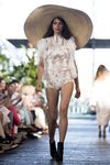 Mono corto de encaje con tul de Juana Martín en Madrid Fashion Week primavera/verano 2019