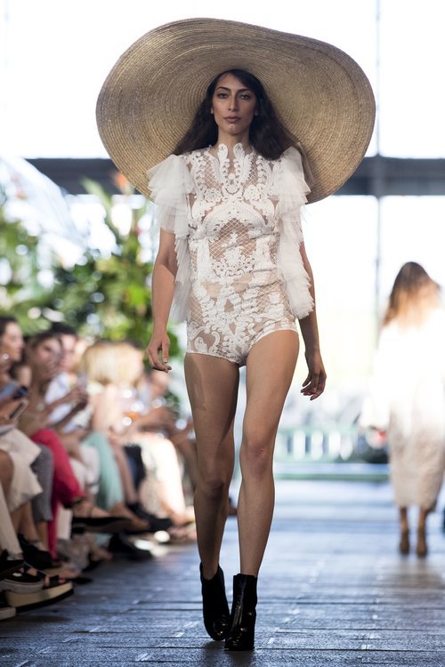 Mono corto de encaje con tul de Juana Martín en Madrid Fashion Week primavera/verano 2019