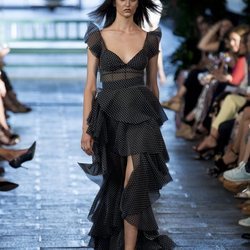 Vestido negro de topos blancos de Juana Martín en Madrid Fashion Week primavera/verano 2019