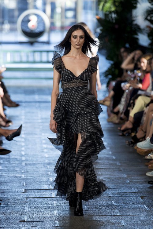 Vestido negro de topos blancos de Juana Martín en Madrid Fashion Week primavera/verano 2019