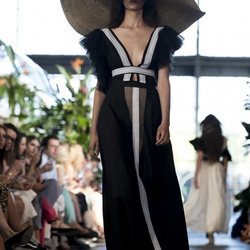 Vestido negro con detalles en tul de Juana Martín en Madrid Fashion Week primavera/verano 2019