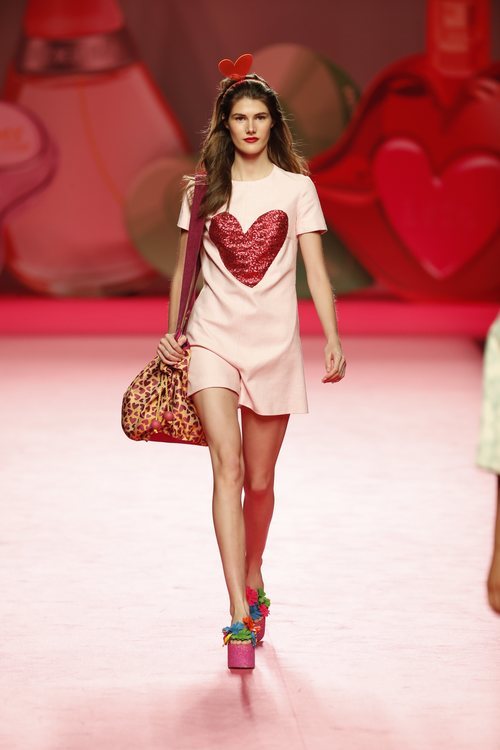 Mono rosa de Ágatha Ruiz de la Prada en Madrid Fashion Week primavera/verano 2019