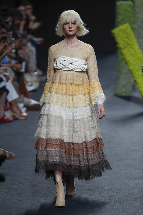 Vestido de volantes de Teresa Helbig en Madrid Fashion Week primavera/verano 2019