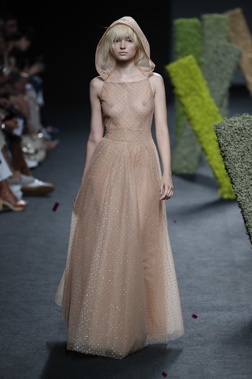Vestido transparente de Teresa Helbig en Madrid Fashion Week primavera/verano 2019
