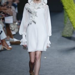 Vestido blanco de Teresa Helbig en Madrid Fashion Week primavera/verano 2019