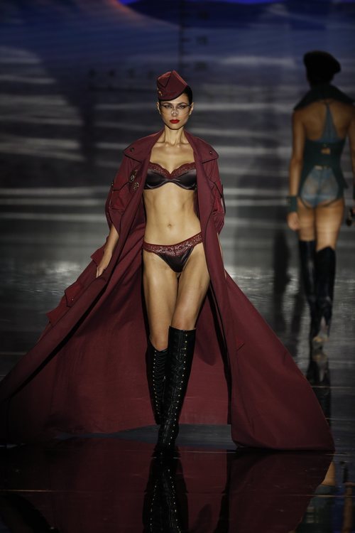 Conjunto lencero burdeos de Andrés Sardá en Madrid Fashion Week primavera/verano 2019
