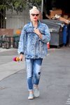 Gwen Stefani con un look vaquero por las calles de Los Ángeles 2018