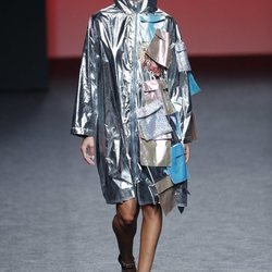 Chaqueta metálica de Custo Barcelona en Madrid Fashion Week primavera/verano 2019