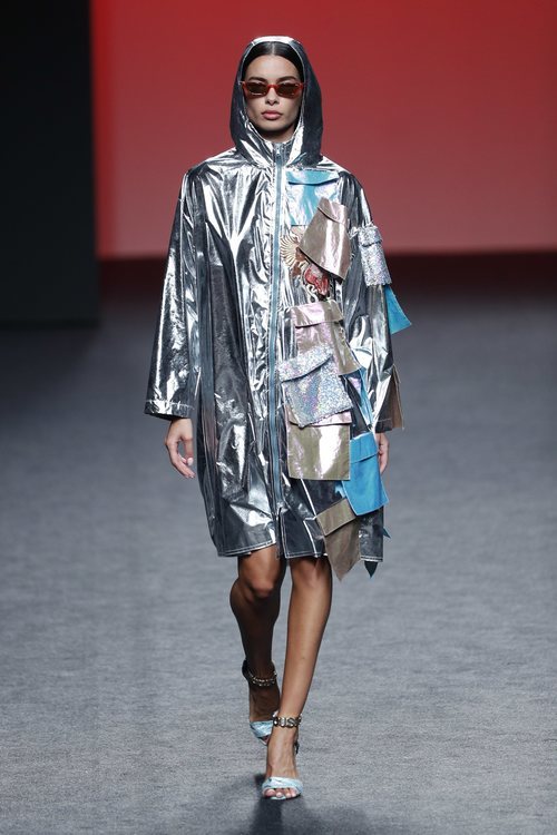 Chaqueta metálica de Custo Barcelona en Madrid Fashion Week primavera/verano 2019
