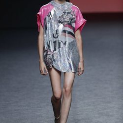 Vestido asimétrico con tejido brillante de Custo Barcelona en Madrid Fashion Week primavera/verano 2019