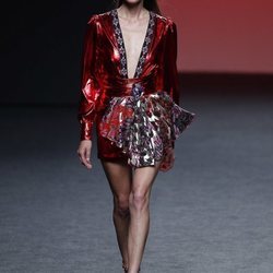 Vestido rojo metalizado de Custo Barcelona en Madrid Fashion Week primavera/verano 2019