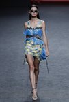 Vestido corto asimétrico de Custo Barcelona en Madrid Fashion Week primavera/verano 2019