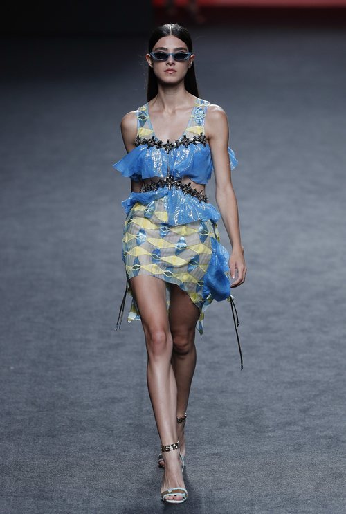 Vestido corto asimétrico de Custo Barcelona en Madrid Fashion Week primavera/verano 2019