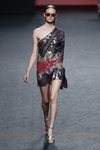 Vestido asimétrico estampado de Custo Barcelona en Madrid Fashion Week primavera/verano 2019