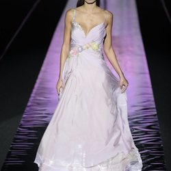 Vestido vaporoso de Hannibal Laguna primavera/verano 2019 en la Madrid Fashion Week
