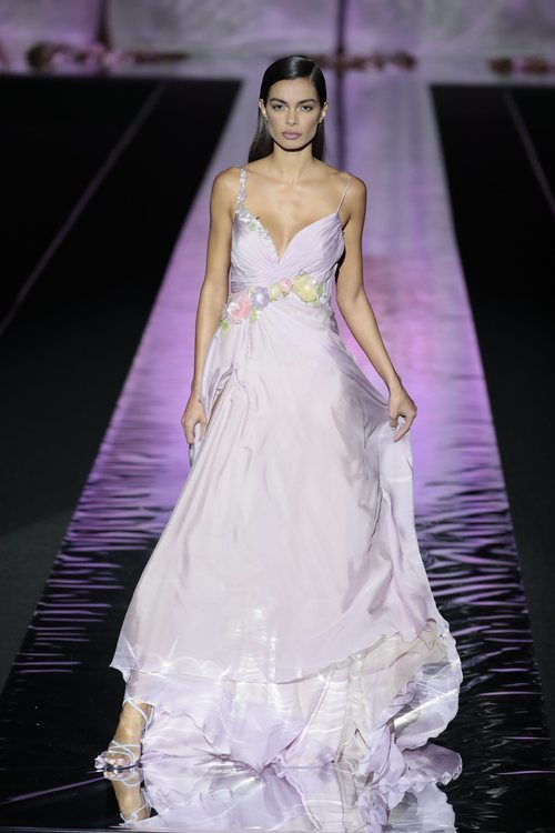 Vestido vaporoso de Hannibal Laguna primavera/verano 2019 en la Madrid Fashion Week