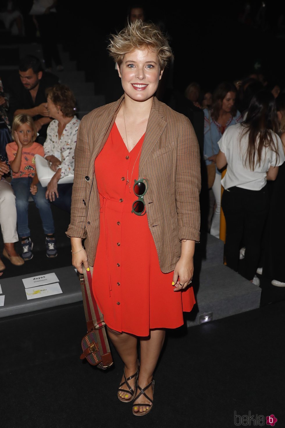 Tania LLasera con un vestido rojo y una blazer en el desdile de Duyos en Madrd Mercedes-Benz Fashion Week 2018