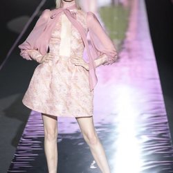 Vestido corto rosa de Hannibal Laguna primavera/verano 2019 en la Madrid Fashion Week