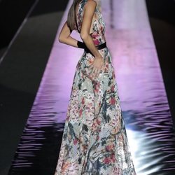 Vestido de escote en la espalda de Hannibal Laguna primavera/verano 2019 en la Madrid Fashion Week