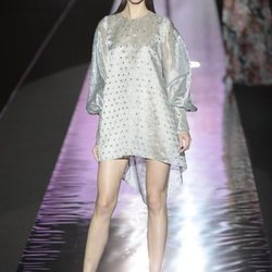 Vestido corto plateado de Hannibal Laguna primavera/verano 2019 en la Madrid Fashion Week