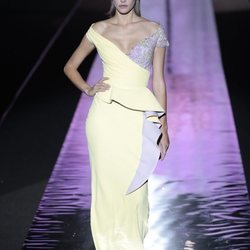 Vestido amarillo de Hannibal Laguna primavera/verano 2019 en la Madrid Fashion Week