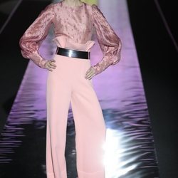Pantalón y camisa rosa cuarzo de Hannibal Laguna primavera/verano 2019 en la Madrid Fashion Week