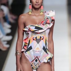 Bañador asimétrico del desfile de Dolores Cortés en Madrid Fashion Week primavera/verano 2019