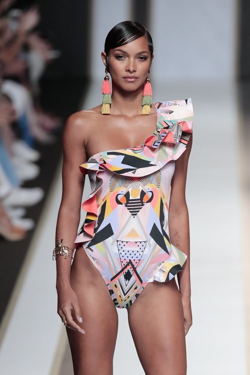 Bañador asimétrico del desfile de Dolores Cortés en Madrid Fashion Week primavera/verano 2019