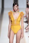 Bañador amarillo del desfile de Dolores Cortés en Madrid Fashion Week primavera/verano 2019