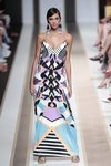 Vestido largo con estampado geométrico del desfile de Dolores Cortés en Madrid Fashion Week primavera/verano 2019