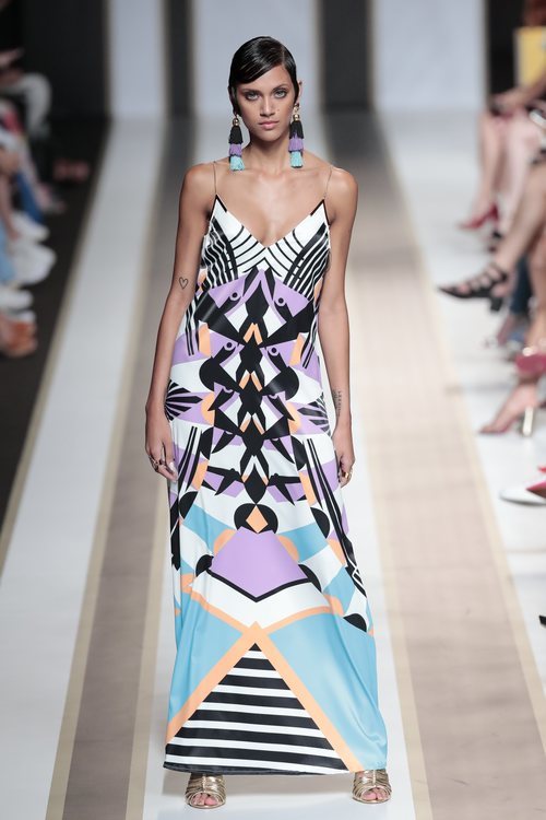 Vestido largo con estampado geométrico del desfile de Dolores Cortés en Madrid Fashion Week primavera/verano 2019